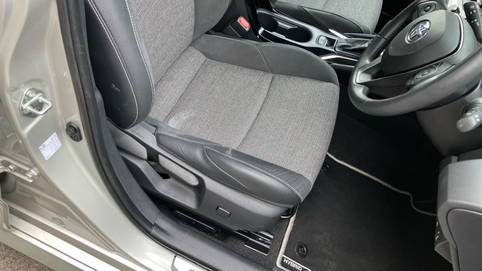 Toyota Corolla 1.8 Hybrid Design 5dr CVT Hybrid Estate - Image 17