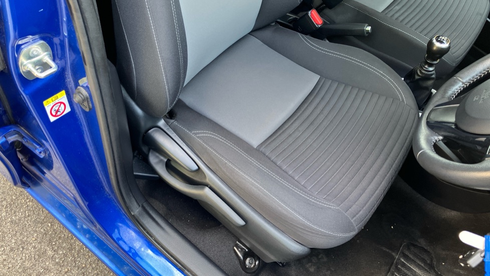 Toyota Yaris 1.5 VVT-i Icon Tech 5dr Petrol Hatchback - Image 17