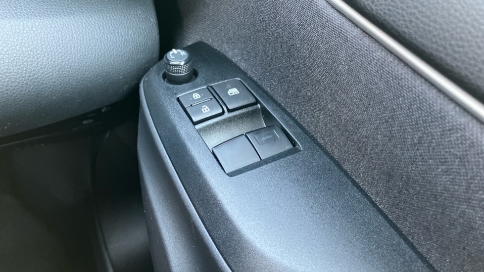 Toyota Yaris 1.5 Hybrid Icon 5dr CVT Hybrid Hatchback - Image 30