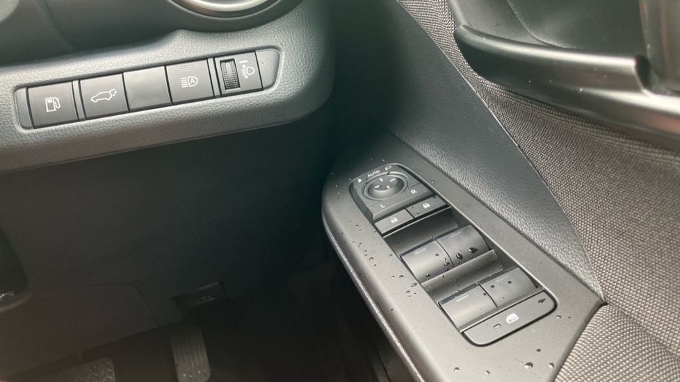 Toyota C-HR 1.8 Hybrid Design 5dr CVT Hybrid Hatchback - Image 29