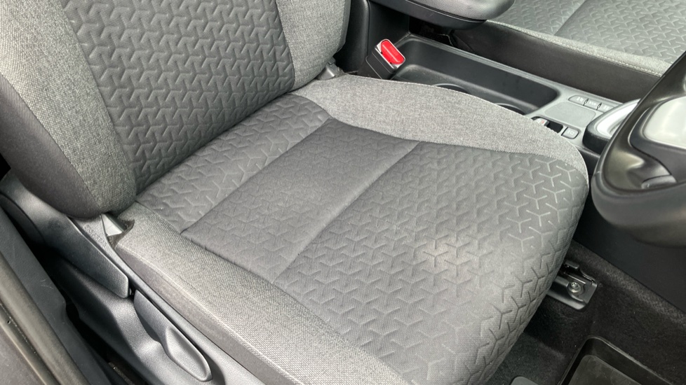 Toyota Yaris Cross 1.5 Hybrid Design 5dr CVT Hybrid Estate - Image 17