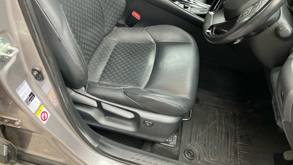Toyota C-HR 1.8 Hybrid Dynamic 5dr CVT Hybrid Hatchback - Image 17