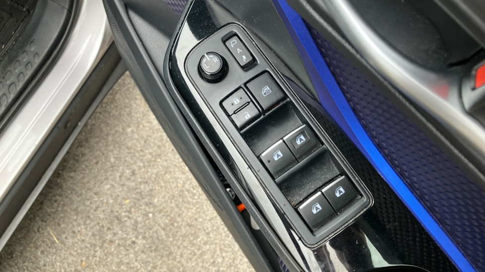 Toyota C-HR 1.8 Hybrid Dynamic 5dr CVT Hybrid Hatchback - Image 31