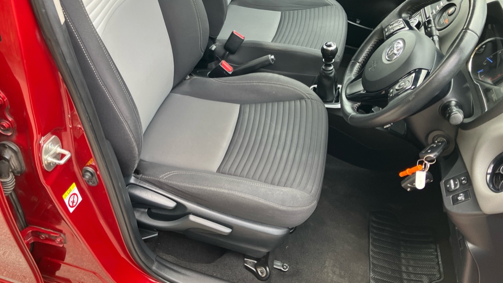 Toyota Yaris 1.5 VVT-i Icon Tech 5dr Petrol Hatchback - Image 17