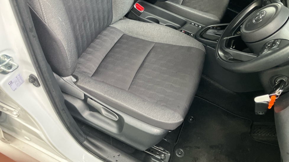 Toyota Yaris 1.5 Hybrid Design 5dr CVT Hybrid Hatchback - Image 17