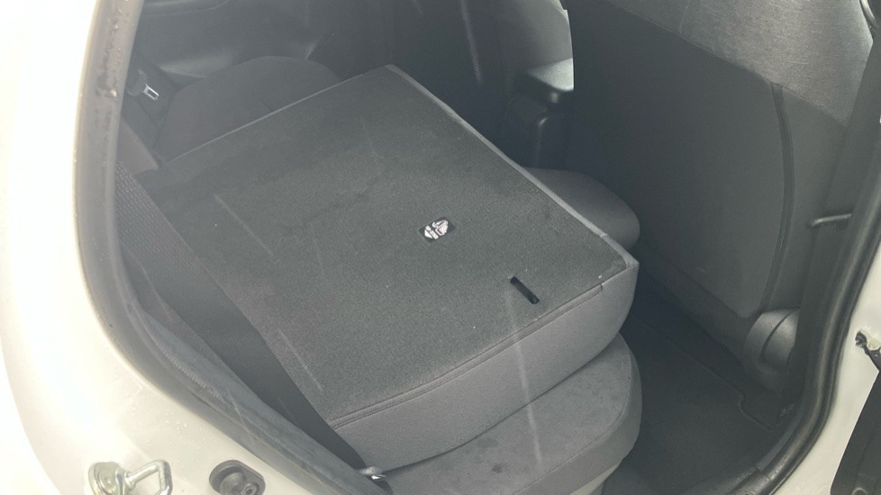 Toyota Yaris 1.5 Hybrid Design 5dr CVT Hybrid Hatchback - Image 18