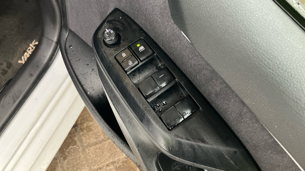 Toyota Yaris 1.5 Hybrid Design 5dr CVT Hybrid Hatchback - Image 30