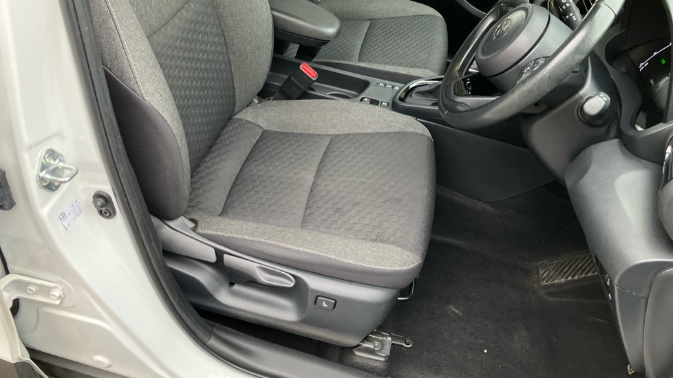 Toyota Yaris Cross 1.5 Hybrid Design 5dr CVT Hybrid Estate - Image 17
