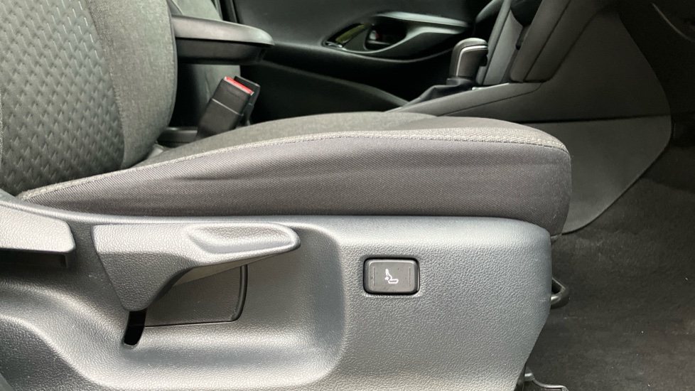 Toyota Yaris Cross 1.5 Hybrid Design 5dr CVT Hybrid Estate - Image 30