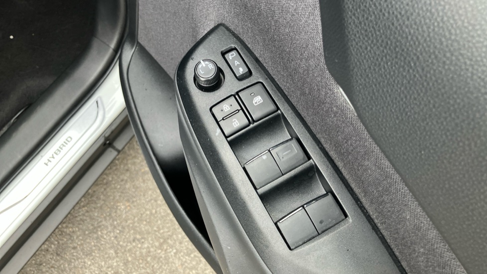 Toyota Yaris Cross 1.5 Hybrid Design 5dr CVT Hybrid Estate - Image 31
