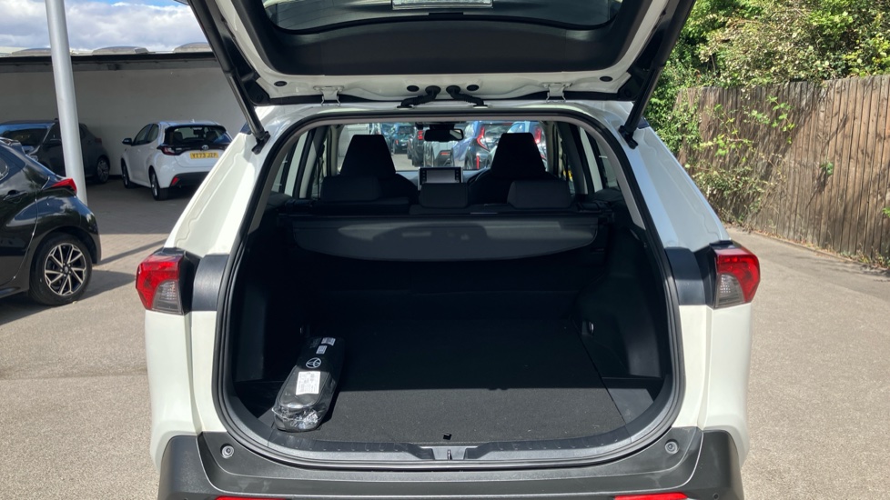 Toyota RAV4 2.5 VVT-i Hybrid Design 5dr CVT 2WD Hybrid Estate - Image 13
