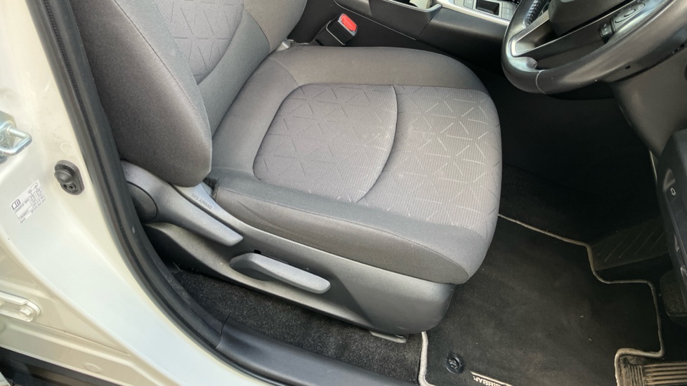 Toyota RAV4 2.5 VVT-i Hybrid Design 5dr CVT 2WD Hybrid Estate - Image 17