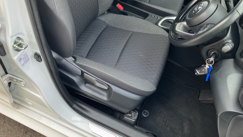 Toyota Yaris 1.5 Hybrid Icon 5dr CVT Hybrid Hatchback - Image 17