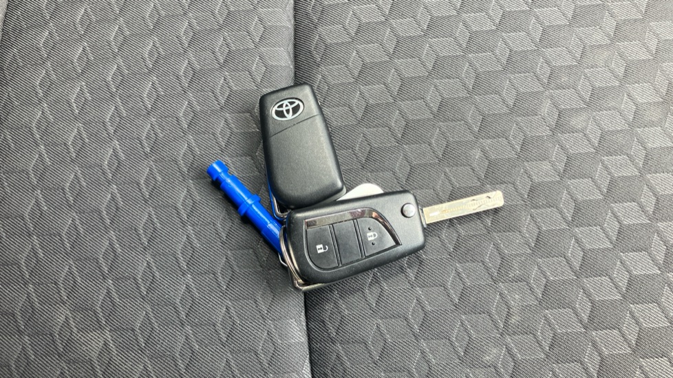 Toyota Yaris 1.5 Hybrid Icon 5dr CVT Hybrid Hatchback - Image 28