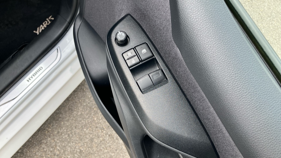 Toyota Yaris 1.5 Hybrid Icon 5dr CVT Hybrid Hatchback - Image 30