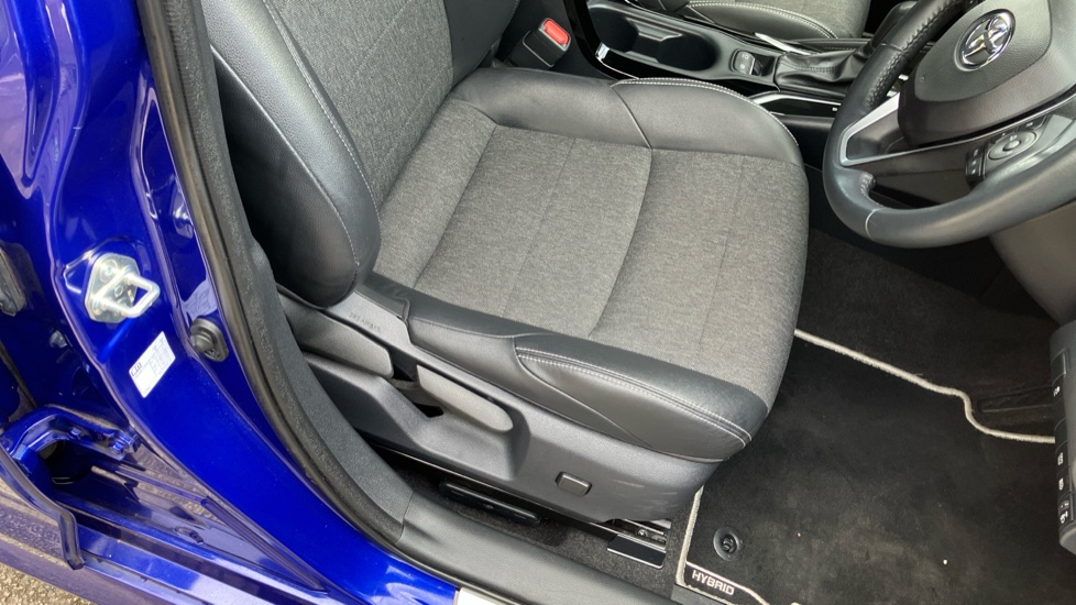 Toyota Corolla 1.8 Hybrid Design 5dr CVT Hybrid Hatchback - Image 17
