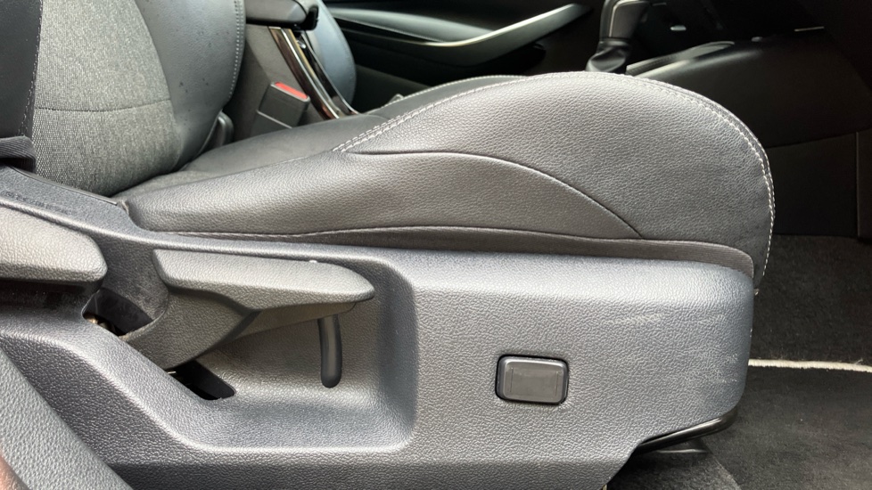 Toyota Corolla 1.8 Hybrid Design 5dr CVT Hybrid Hatchback - Image 30