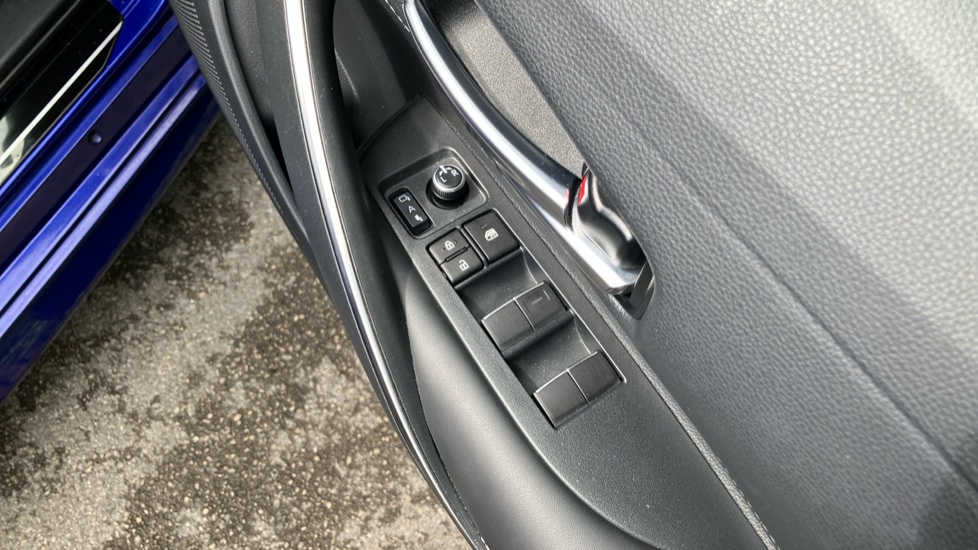 Toyota Corolla 1.8 Hybrid Design 5dr CVT Hybrid Hatchback - Image 31