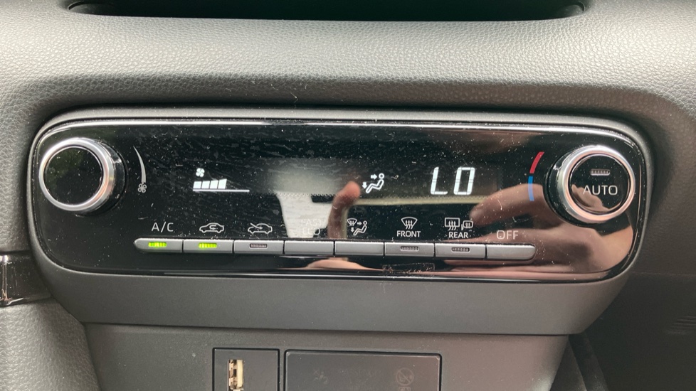 Toyota Yaris 1.5 Hybrid Design 5dr CVT Hybrid Hatchback - Image 32