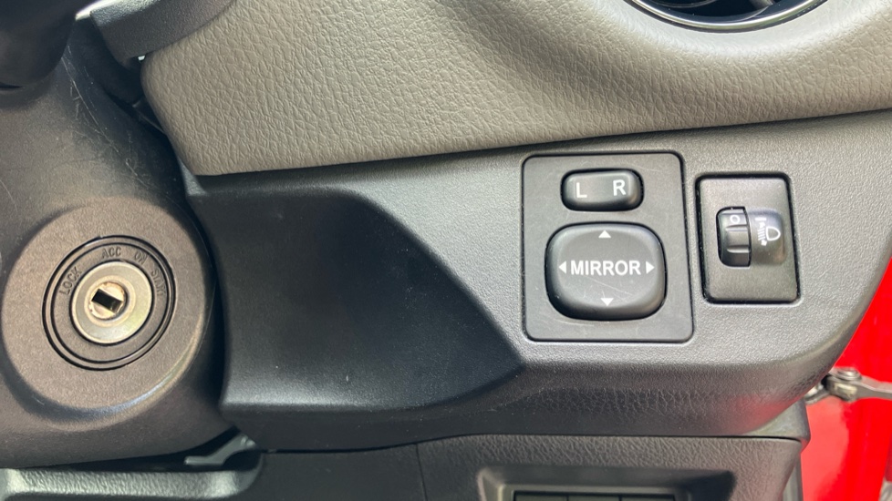 Toyota Yaris 1.5 VVT-i Icon Tech 5dr Petrol Hatchback - Image 16