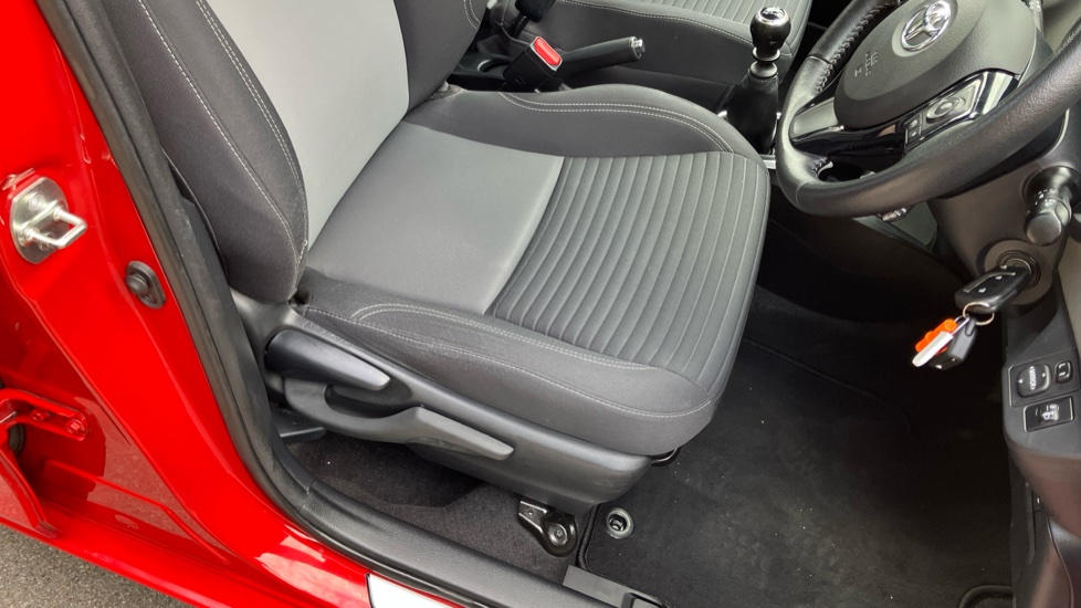 Toyota Yaris 1.5 VVT-i Icon Tech 5dr Petrol Hatchback - Image 17