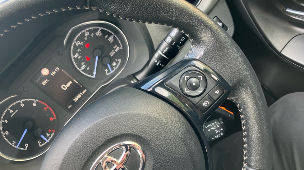 Toyota Yaris 1.5 VVT-i Icon Tech 5dr Petrol Hatchback - Image 34
