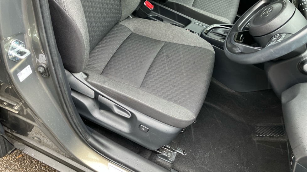 Toyota Yaris Cross 1.5 Hybrid Design 5dr CVT Hybrid Estate - Image 17
