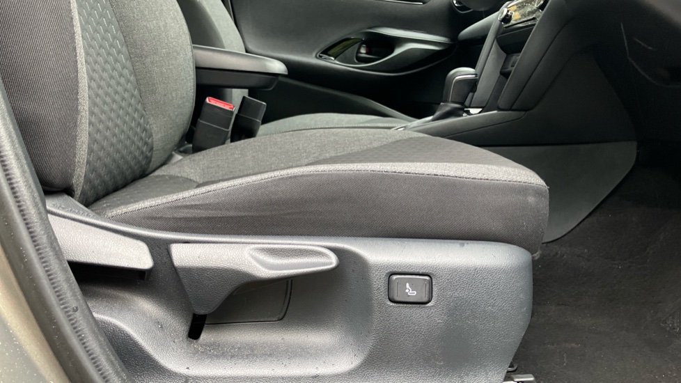 Toyota Yaris Cross 1.5 Hybrid Design 5dr CVT Hybrid Estate - Image 30