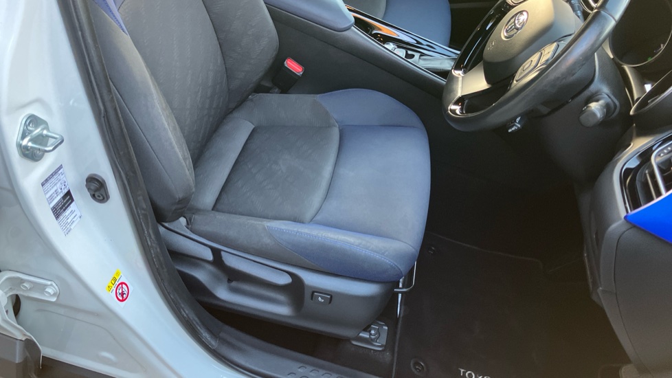 Toyota C-HR 1.8 Hybrid Dynamic 5dr CVT Hybrid Hatchback - Image 17