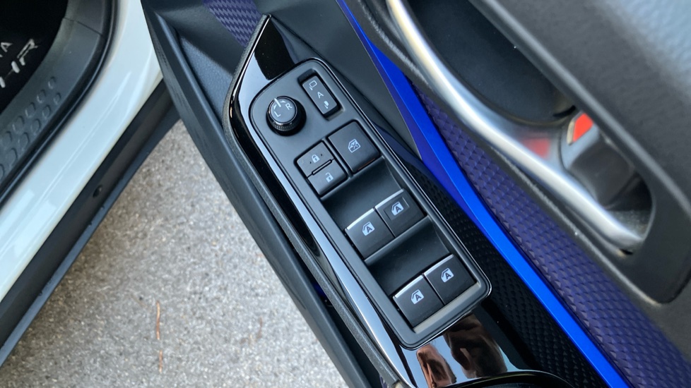 Toyota C-HR 1.8 Hybrid Dynamic 5dr CVT Hybrid Hatchback - Image 31