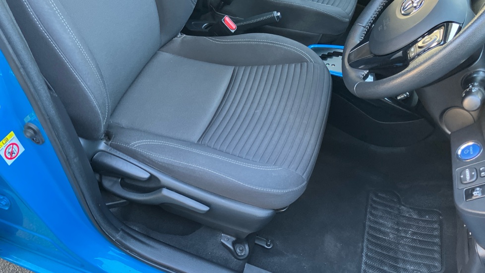 Toyota Yaris 1.5 VVT-i Y20 5dr CVT [Bi-tone] Petrol Hatchback - Image 17