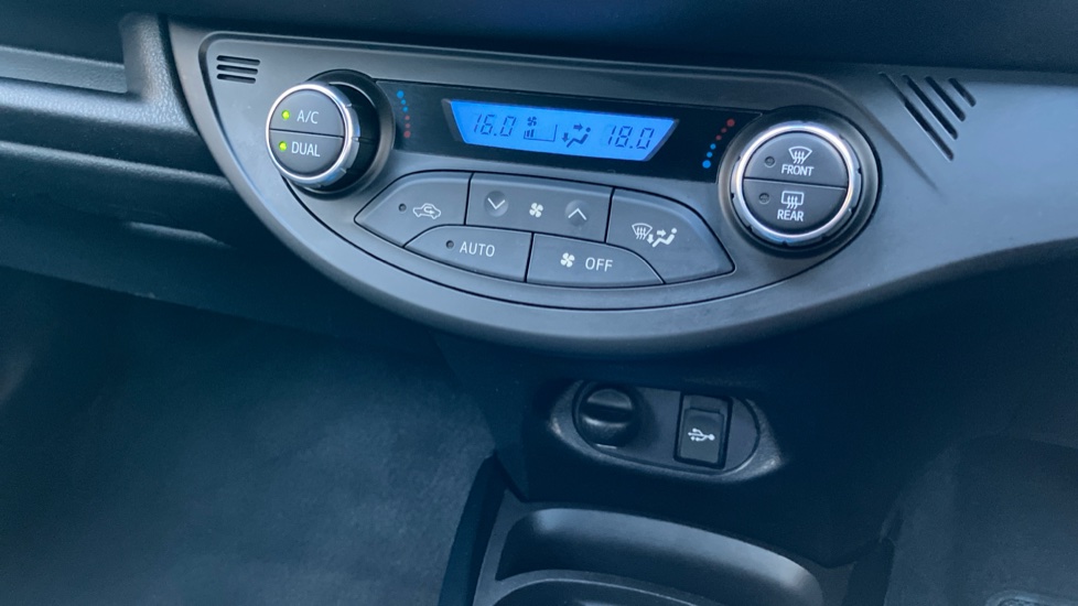 Toyota Yaris 1.5 VVT-i Y20 5dr CVT [Bi-tone] Petrol Hatchback - Image 34