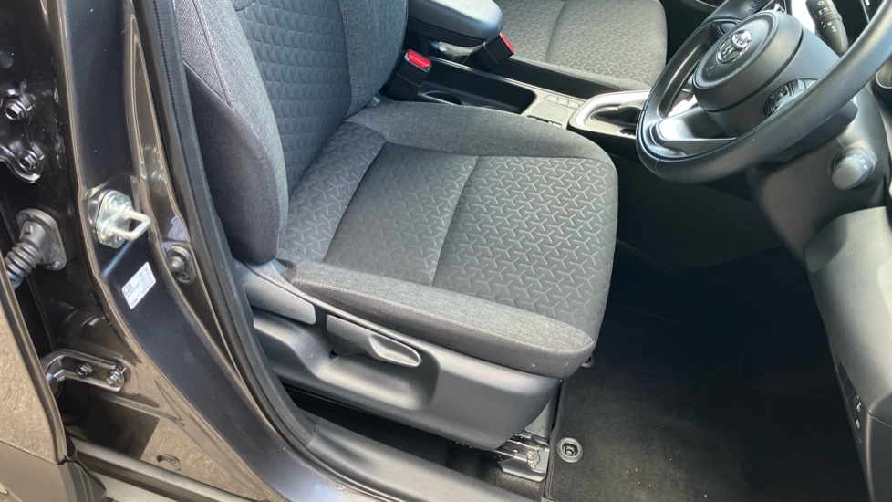 Toyota Yaris Cross 1.5 Hybrid Icon 5dr CVT Hybrid Estate - Image 17