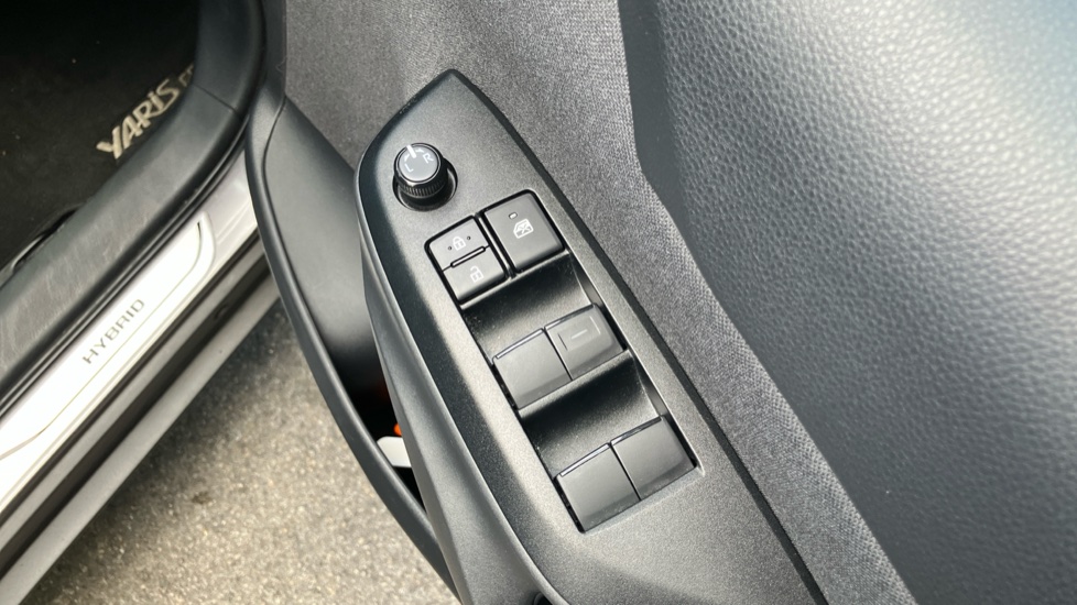 Toyota Yaris Cross 1.5 Hybrid Icon 5dr CVT Hybrid Estate - Image 30