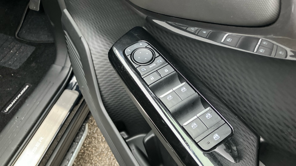 Toyota Urbancruiser 128kW Design 61kWh 5dr Auto Electric Estate - Image 31