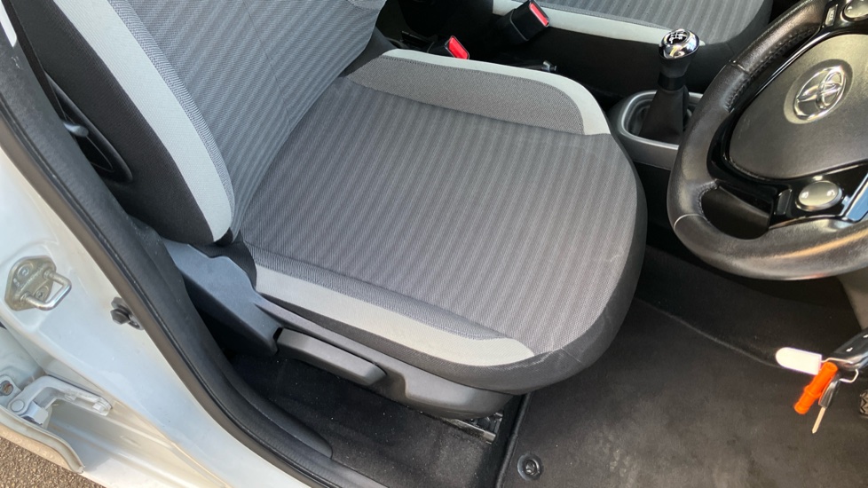 Toyota Aygo 1.0 VVT-i X-Play 5dr Petrol Hatchback - Image 17