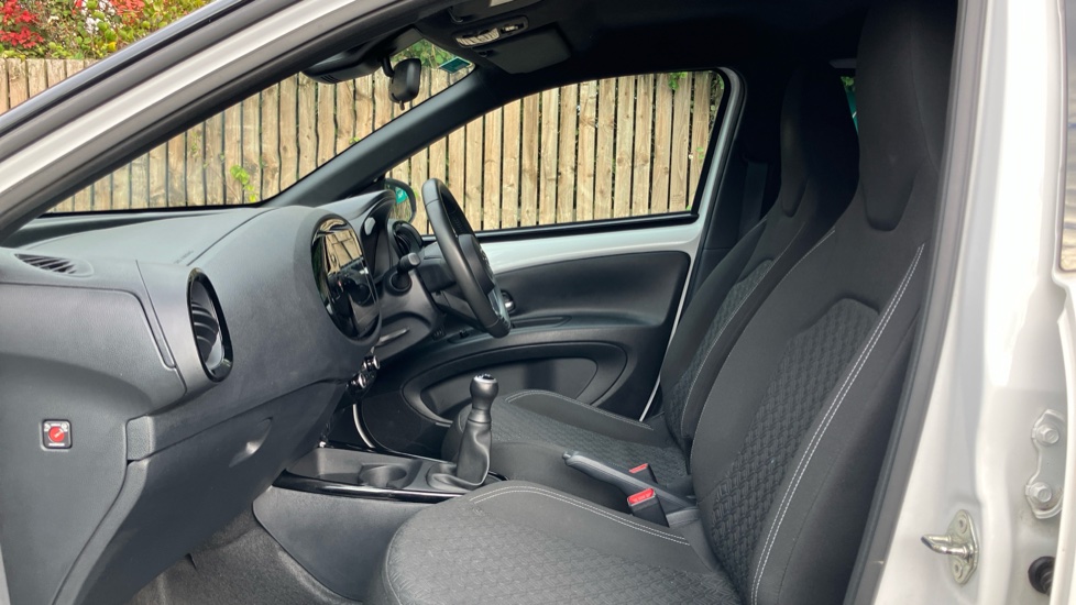Toyota Aygo X 1.0 VVT-i Edge 5dr Petrol Hatchback - Image 5