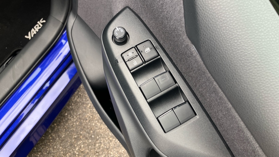Toyota Yaris 1.5 Hybrid Icon 5dr CVT Hybrid Hatchback - Image 30