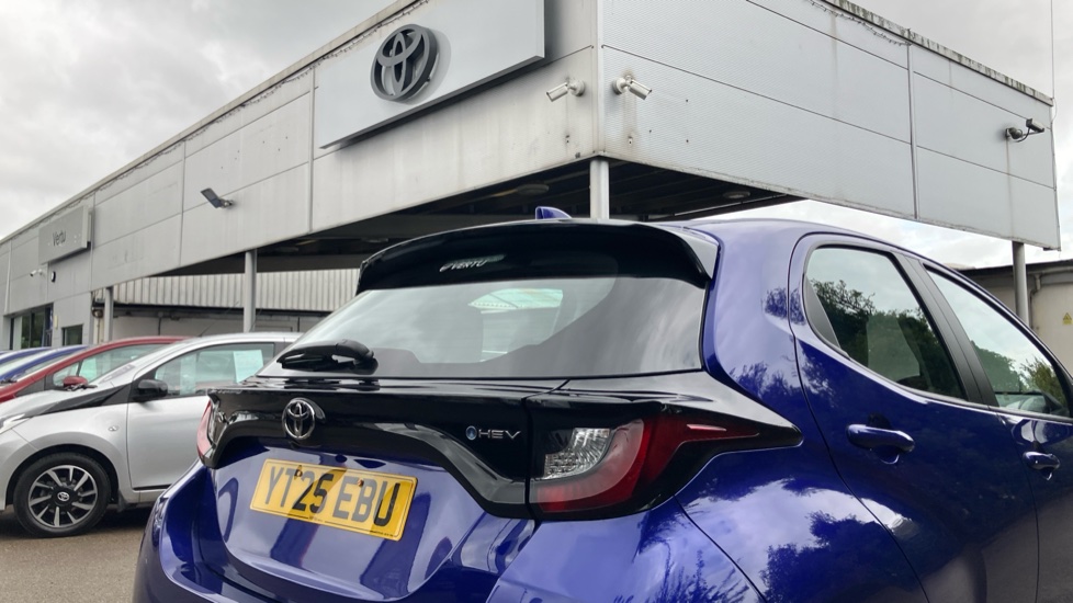 Toyota Yaris 1.5 Hybrid Icon 5dr CVT Hybrid Hatchback - Image 36