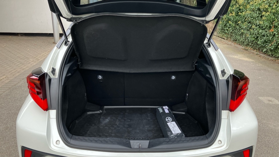 Toyota C-HR 1.8 Hybrid Dynamic 5dr CVT Hybrid Hatchback - Image 13