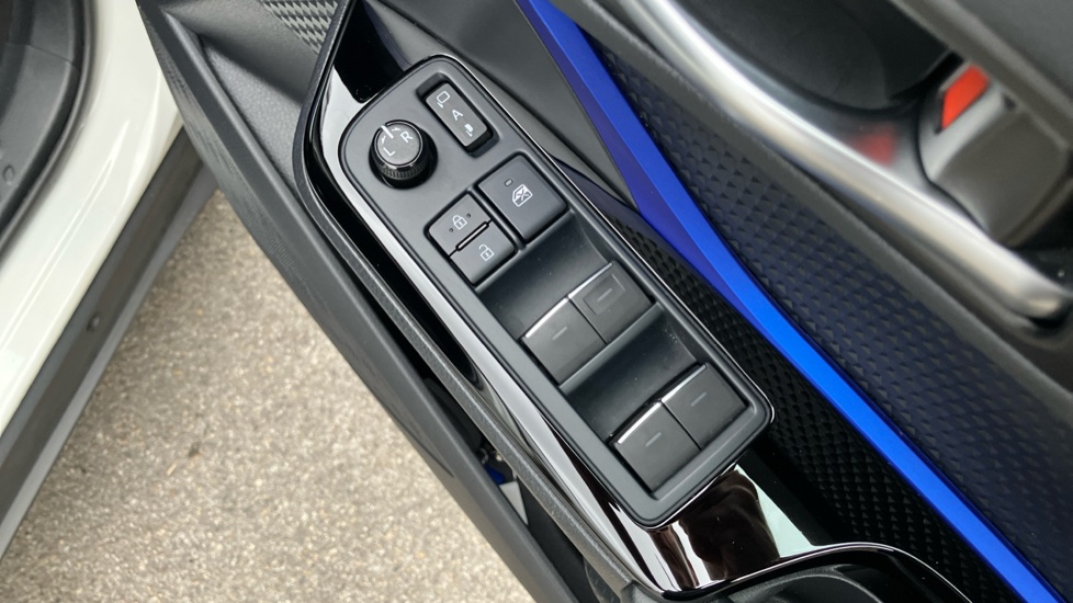 Toyota C-HR 1.8 Hybrid Dynamic 5dr CVT Hybrid Hatchback - Image 31