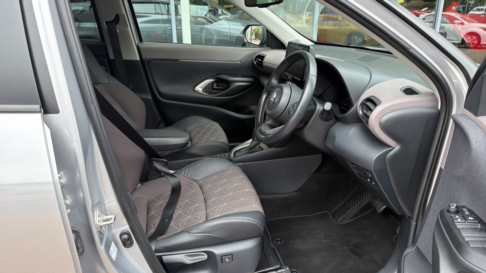 Toyota Yaris Cross 1.5 Hybrid Excel 5dr CVT Hybrid Estate - Image 12