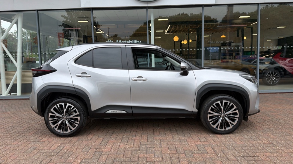 Toyota Yaris Cross 1.5 Hybrid Excel 5dr CVT Hybrid Estate - Image 23