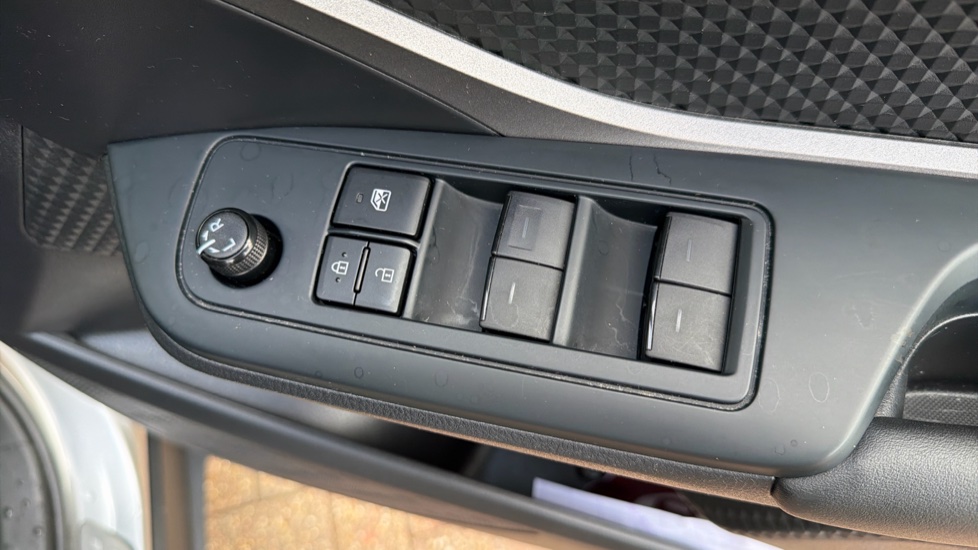 Toyota C-HR 1.8 Hybrid Icon 5dr CVT Hybrid Hatchback - Image 35