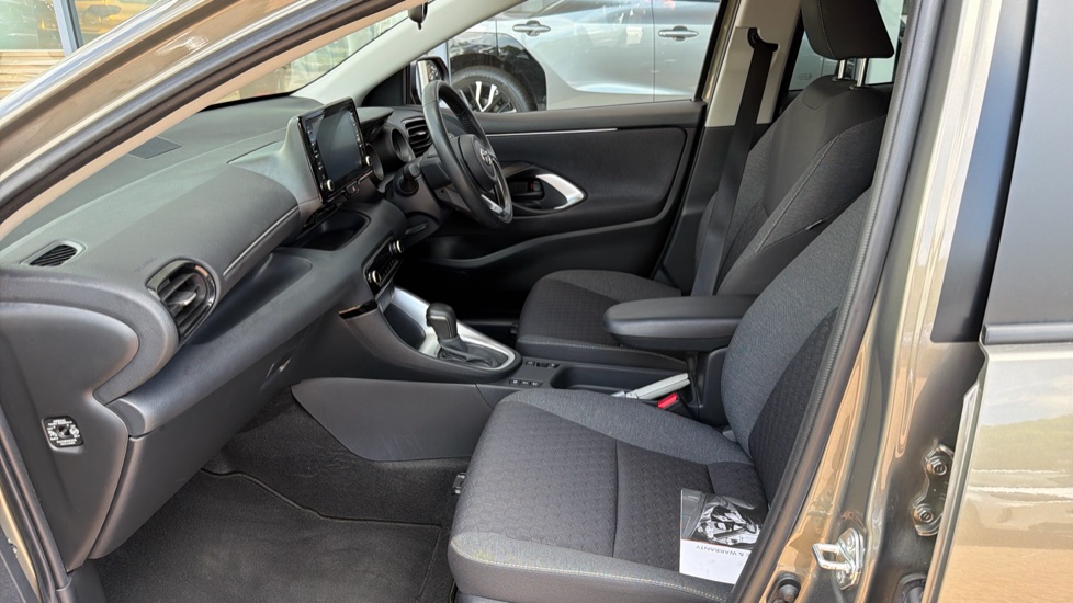 Toyota Yaris 1.5 Hybrid Design 5dr CVT Hybrid Hatchback - Image 5