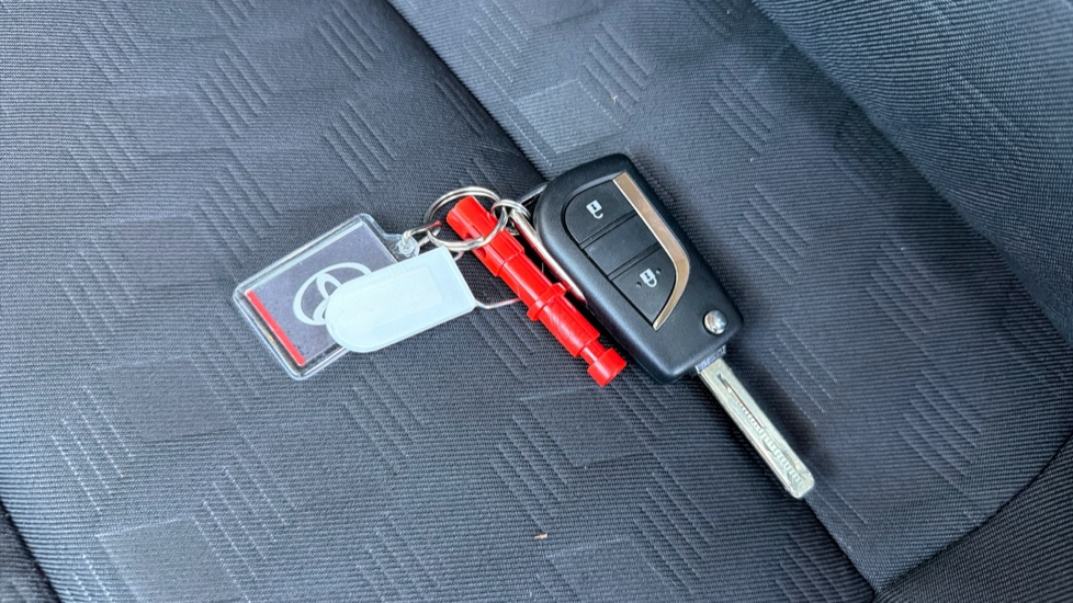 Toyota Yaris 1.5 Hybrid Icon 5dr CVT Hybrid Hatchback - Image 28