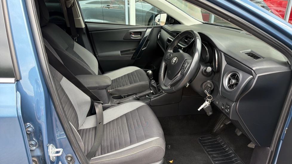 Toyota Auris 1.2T Icon Tech TSS 5dr [Leather] Petrol Hatchback - Image 12