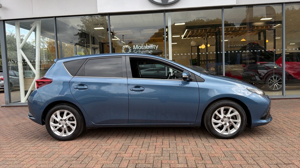 Toyota Auris 1.2T Icon Tech TSS 5dr [Leather] Petrol Hatchback - Image 23
