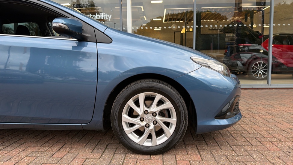 Toyota Auris 1.2T Icon Tech TSS 5dr [Leather] Petrol Hatchback - Image 25