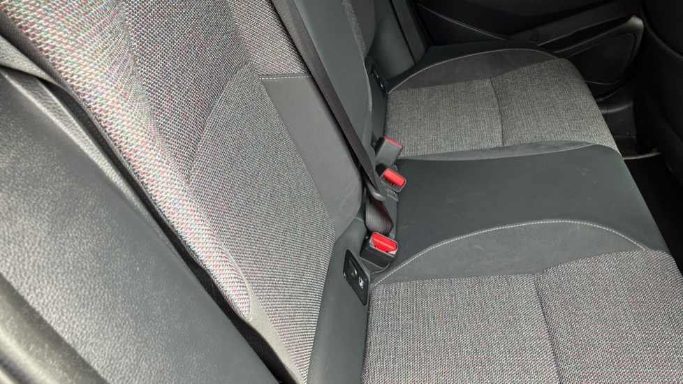 Toyota Corolla 2.0 Hybrid Design 5dr CVT Hybrid Hatchback - Image 14
